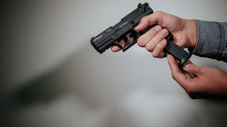 Wiesbaden: Senior schießt mit Schreckschusswaffe am Geldautomat