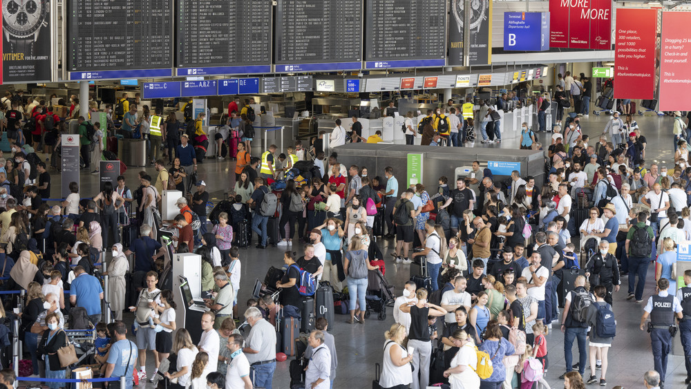 Viele Passagiere am Flughafen Frankfurt