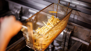 30 Feuerwehrleute löschen in Wiesbaden hartnäckigen Fritteusenbrand