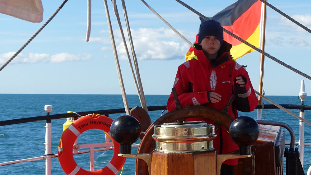 Der Baunataler Jakob Fritsch beim steuern der Thor Heyerdahl.