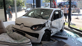 Crash in Mannheim - Auto landet in Möbelgeschäft