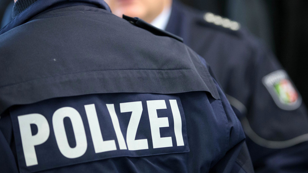 In Beerfelden hat ein betrunkener Mann Passanten beleidigt und einen Polizisten verletzt