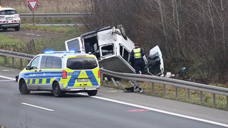 Transporter verunglückt in NRW - zwei Tote, vier Verletzte