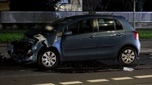 Mehrfach-Crash: Auto kracht in Bushaltestelle - vier Verletzte - LKA ermittelt