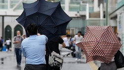 Taifun Dujuan trifft Japan: überflutete Straßen und Rettungseinsätze
