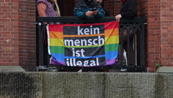 Demo gegen Rechtsextremismus: Rund 1.000 Menschen im Hamburger Stadtpark