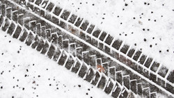 Absichtliches Driften im Schnee: Das droht Autofahrern