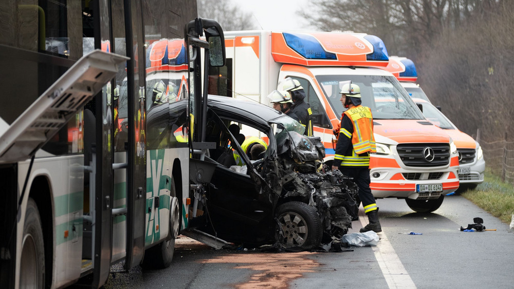 Bei diesem Frontalzusammenstoß mit einem Bus auf der B45 bei Groß-Umstadt ist ein 24-jähriger Autofahrer ums Leben gekommen.