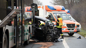 Tragischer Unfall auf B45 - Junger Mann stirbt bei Kollision mit Bus