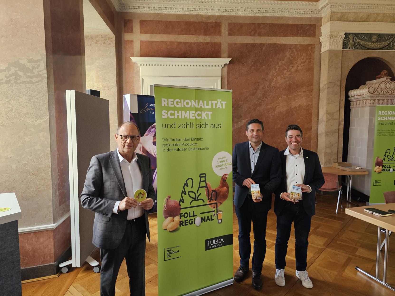 Bürgermeister Dag Wehner, Timo Heumüller und Dominik Höhl vom Stadtmarketing stellten die Initiative "Foll regional" im Marmorsaal des Stadtschlosses vor.