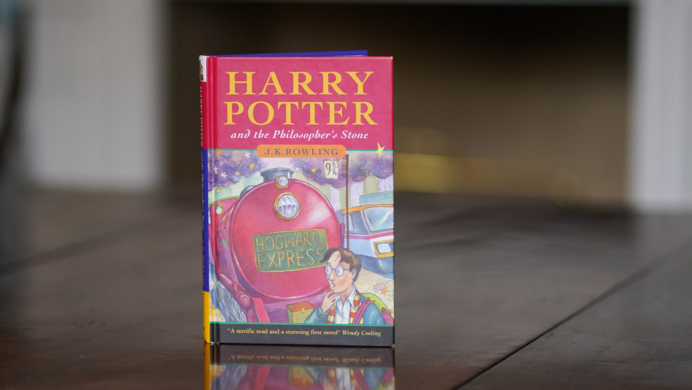 Die Buchreihe über den Zauberschüler Harry Potter wurde zum Welterfolg. Eines der ersten Exemplare ist nun bei einer Auktion für viel Geld versteigert worden.