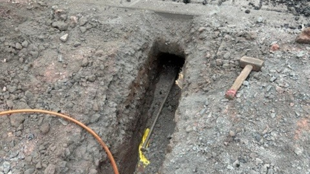 In Sinntal-Sterbfritz hat ein Bauarbeiter laut RhönEnergie versucht, mit diesem Hammer eine Eisenstange in den Boden zu treiben. Dabei traf er ein Stromkabel. 
