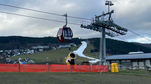 Grüne Wiese statt Schnee in Willingen: Ski-Urlaub für viele weggetaut