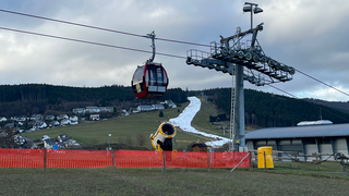 Grüne Wiese statt Schnee in Willingen: Ski-Urlaub für viele weggetaut