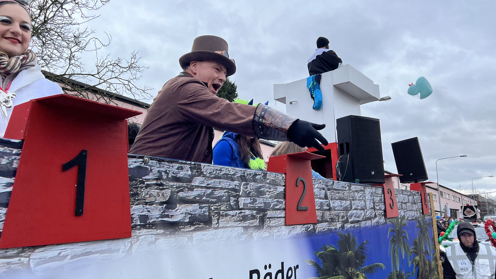 In Heddernheim fliegen nicht nur Kamelle, sondern auch mal Quietsche-Enten.