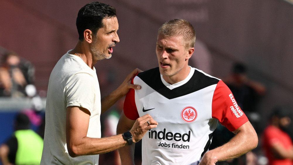 Eintracht-Trainer Toppmöller muss länger auf Abwehrspieler Kristensen (rechts) verzichten.