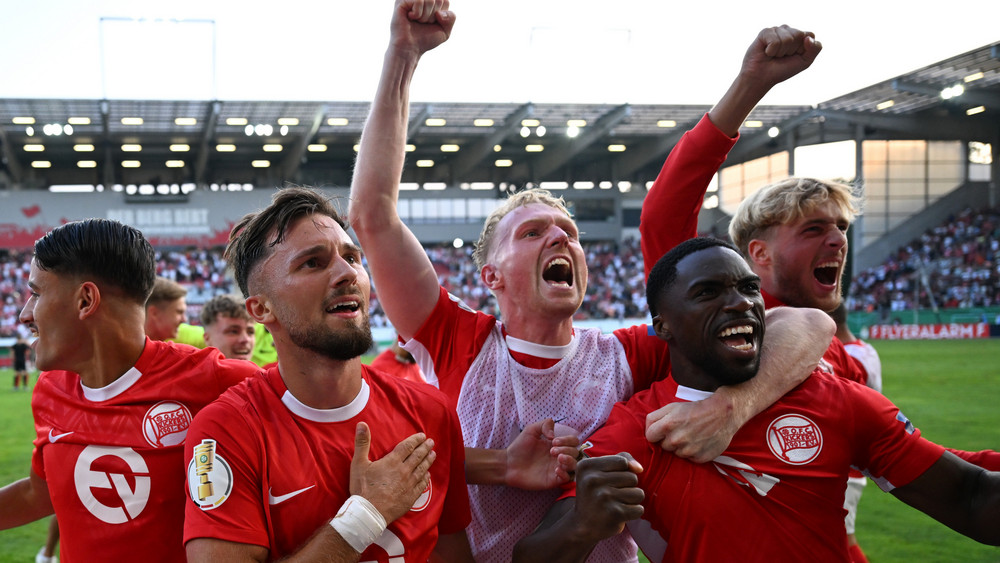 Wie beim Sieg gegen Magdeburg - jetzt wollen die Spieler von Kickers Offenbach auch gegen den KSC im DFB-Pokal jubeln.