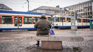 Darmstadt: Auto fährt in Oberleitungsmast - Ersatzverkehr nach Alsbach
