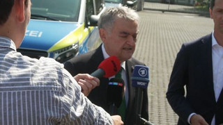 Nach Messerangriff: Reul prüft Taschenkontrollen auf Festen