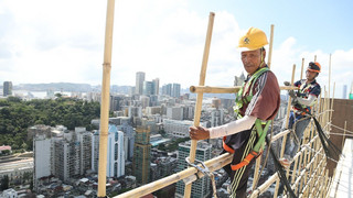 Bambusgerüstbauer: Arbeiten in schwindelerregender Höhe