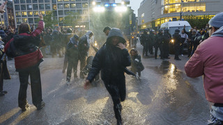 Wasserwerfer-Einsatz bei pro-palästinensischer Mahnwache in Frankfurt