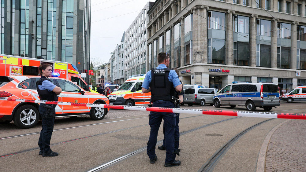 Auto in Leipzig in Menschengruppe gefahren