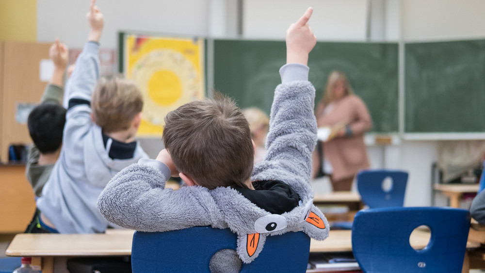 An hessischen Schulen soll es ab Montag sogenannten "Werte-Unterricht" geben, in dem Wertevermittlung, Demokratiebildung und Gewaltprävention gelehrt werden soll (Symbolbild). 