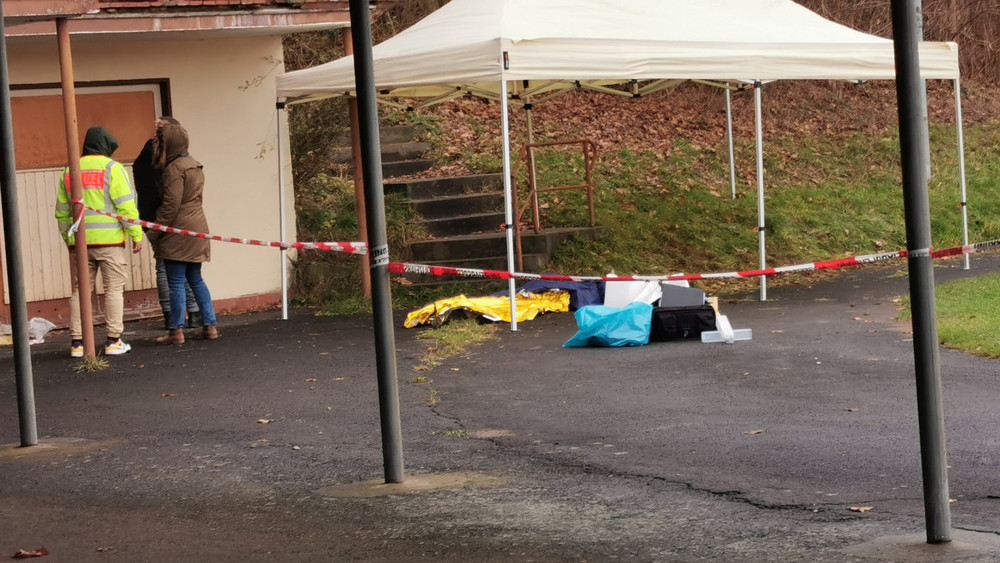 Leichenfund am Samstagmorgen (21.12.) auf dem Sportplatz in Kirchheim in Osthessen.
