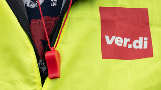 Umfrage: Knappe Mehrheit gibt "Daumen hoch" für Mega-Warnstreik