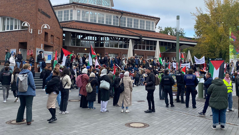 Rund 200 Menschen haben an einer propalästinensischr Demo vor der Mensa der Uni Kassel teilgenommen. 