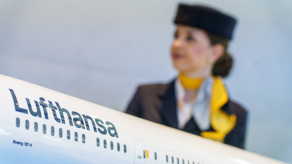 Eine Flugbegleiterin der Lufthansa