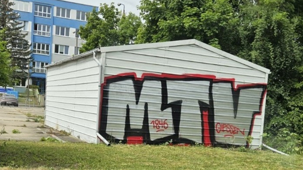 Der gesprühte Namenszug der Gissen 46ers auf einer Garage in Jena nach dem Auswärtsspiel vor einer Woche.