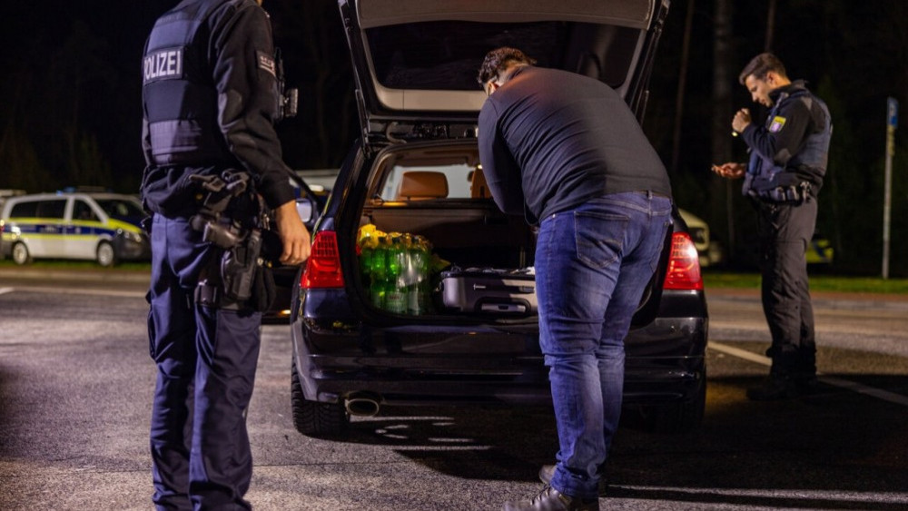 Gemeinsam mit dem Zoll hat die Polizei in der Nacht fast 300 Autos kontrolliert. 