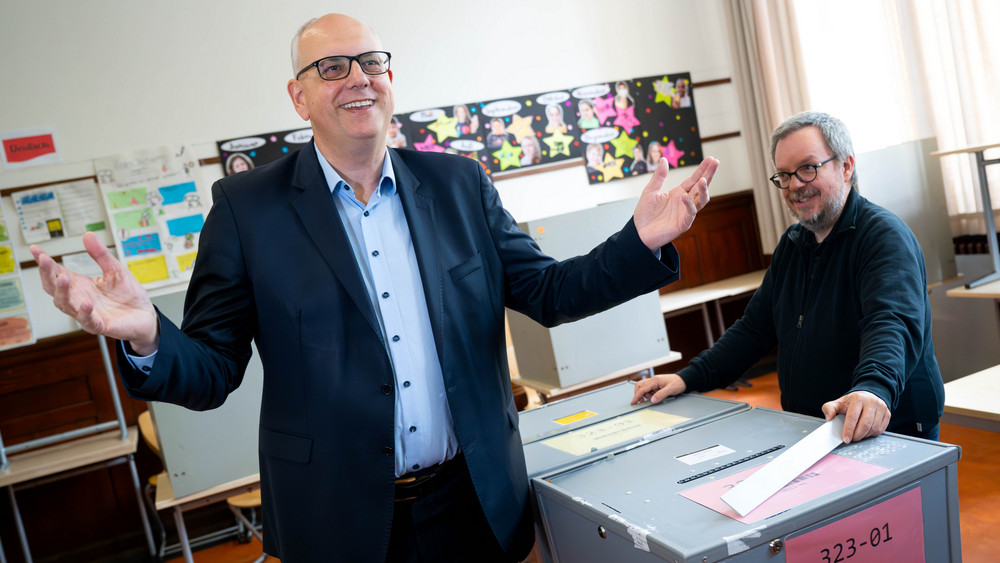 Andreas Bovenschulte gibt im Wahllokal seine Stimme ab.