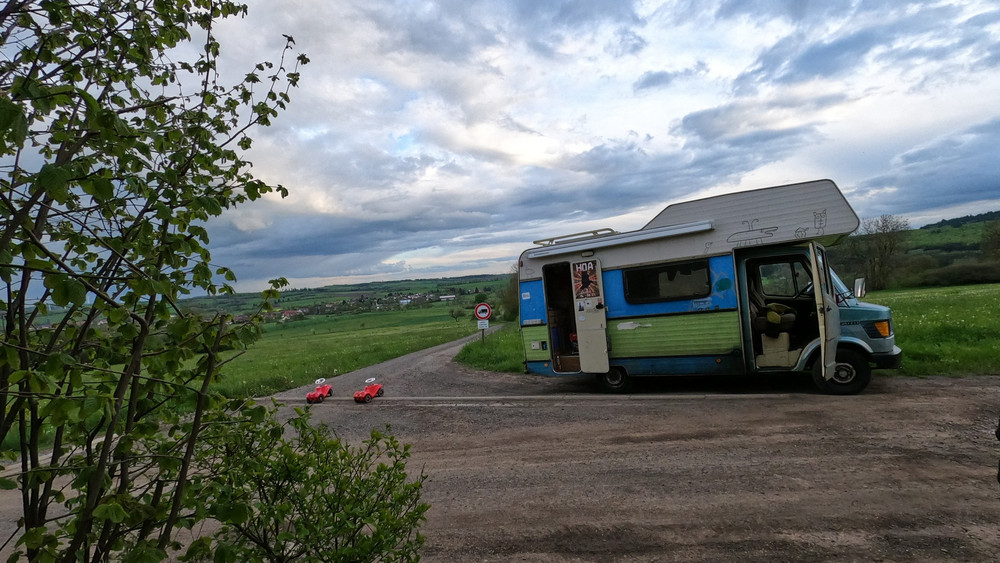 Wem gehört dieses Wohnmobil? Mit diesem Foto sucht eine Frau aus Frankreich die Besitzer einer GoPro-Kamera, die 2021 Urlaub in Südfrankreich gemacht haben. Sie vermutet die Besitzer im Vogelsbergkreis. 