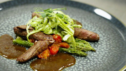 Hauptgang zum Nachkochen: Lammfilet mit Tomatenragout und Spargel