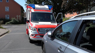 Kleinkind bei Hitze im Auto: Rettungsdienst schlägt in Achim Scheibe ein