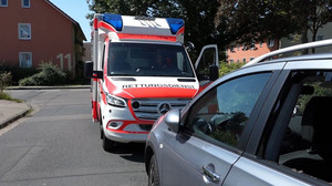 Kleinkind bei Hitze im Auto: Rettungsdienst schlägt in Achim Scheibe ein