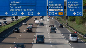 Nach Lkw-Brand auf A3 – linke Spur weiter gesperrt