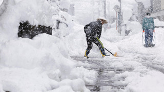 "Schnee-Verbrechen" in Wildflecken: Mann räumt Schnee vor Hofeinfahrt