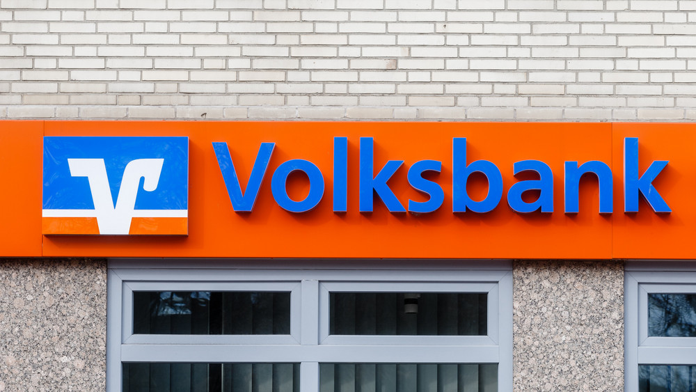 Nach dem Überfall auf eine Volksbank in Wiesbaden hoffen die Ermittler, dass ihnen ein neuer Zeuge weiterhelfen kann (Symbolbild).