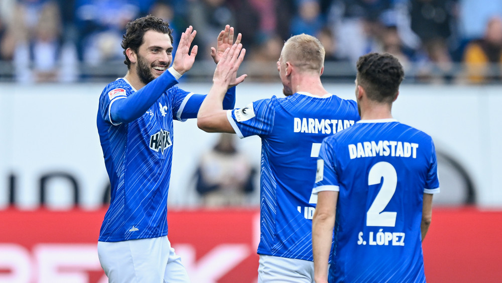 Der SV Darmstadt 98 will mit Stürmer Fraser Hornby (links) gegen Dynamo Dresden den Einzug ins Achtelfinale feiern.