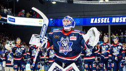 Huskies-Goalie Maxwell vor dem Absprung