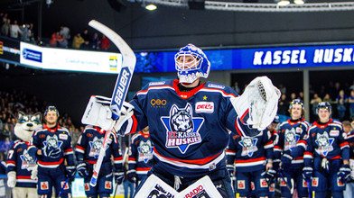 Huskies-Goalie Maxwell vor dem Absprung