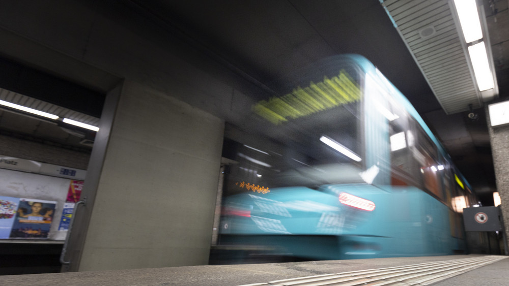 Eine Frau stirbt in Frankfurt, nachdem eine U-Bahn sie erfasst hat. Ersten Ermittlungen zufolge soll sie über eine rote Ampel gegangen sein (Symbolbild).