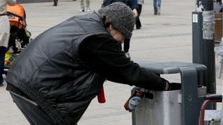 Rentner sammelt Pfand und legt es offen - Amt kürzt seine Rente um genau diese Summe