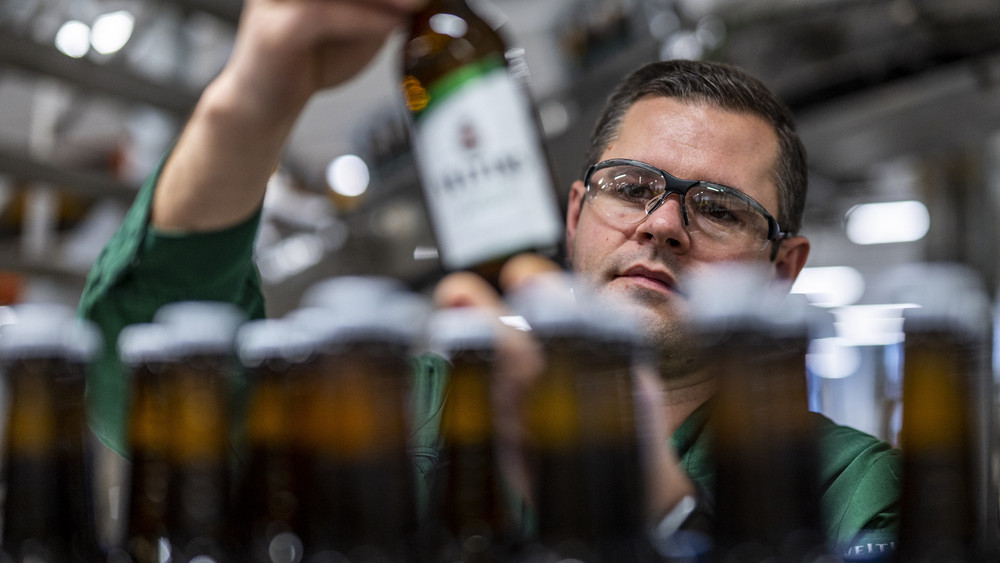 Die Veltins Brauerei meldet einen Absatzrückgang für das erste Halbjahr 2023. Grund sei vor allem die Zurückhaltung der Verbraucher beim Kauf von Flaschenbier, hieß es.
