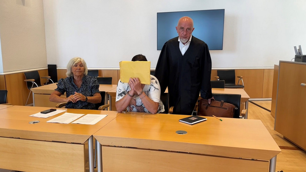 Die Angeklagte (Mitte) neben ihrer Dolmetscherin und ihrem Verteidiger. 