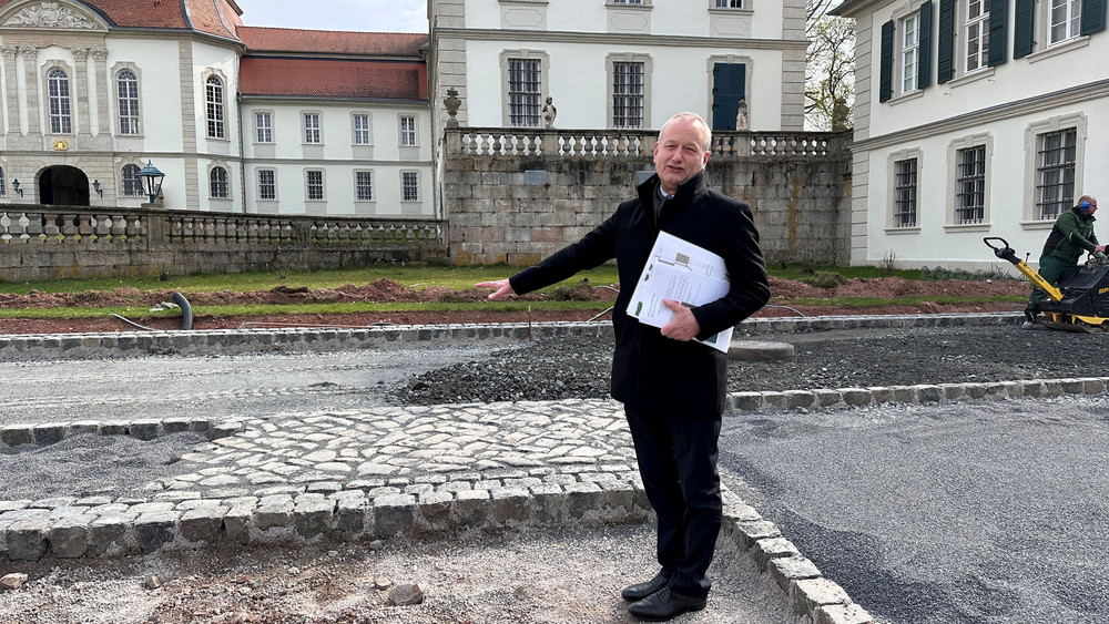 Dr. Markus Miller vom Schloss Fasanerie zeigt bei einem Pressetermin die aktuellen Bauarbeiten auf dem Paradehof. 