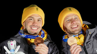 Rodler Wendl und Arlt deutsche Fahnenträger bei Schlussfeier